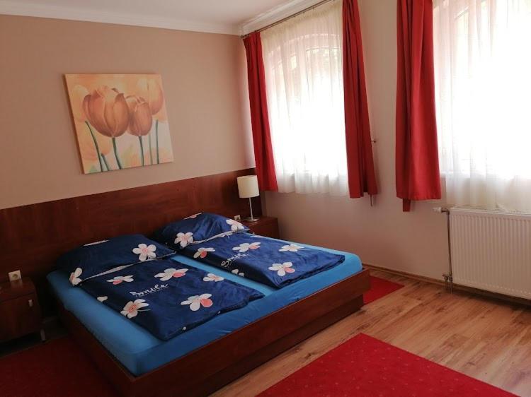 Staff House Bed and Breakfast Nyíregyháza Eksteriør billede