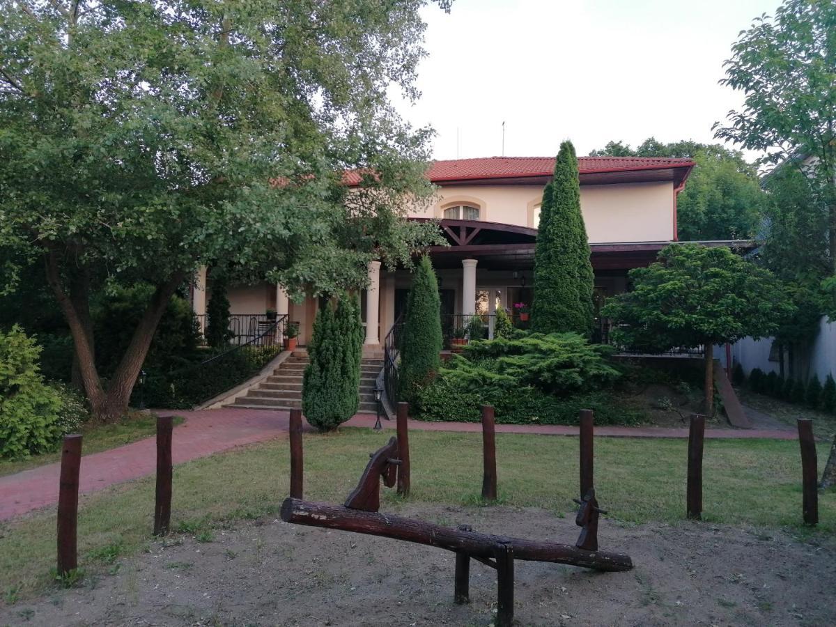 Staff House Bed and Breakfast Nyíregyháza Eksteriør billede