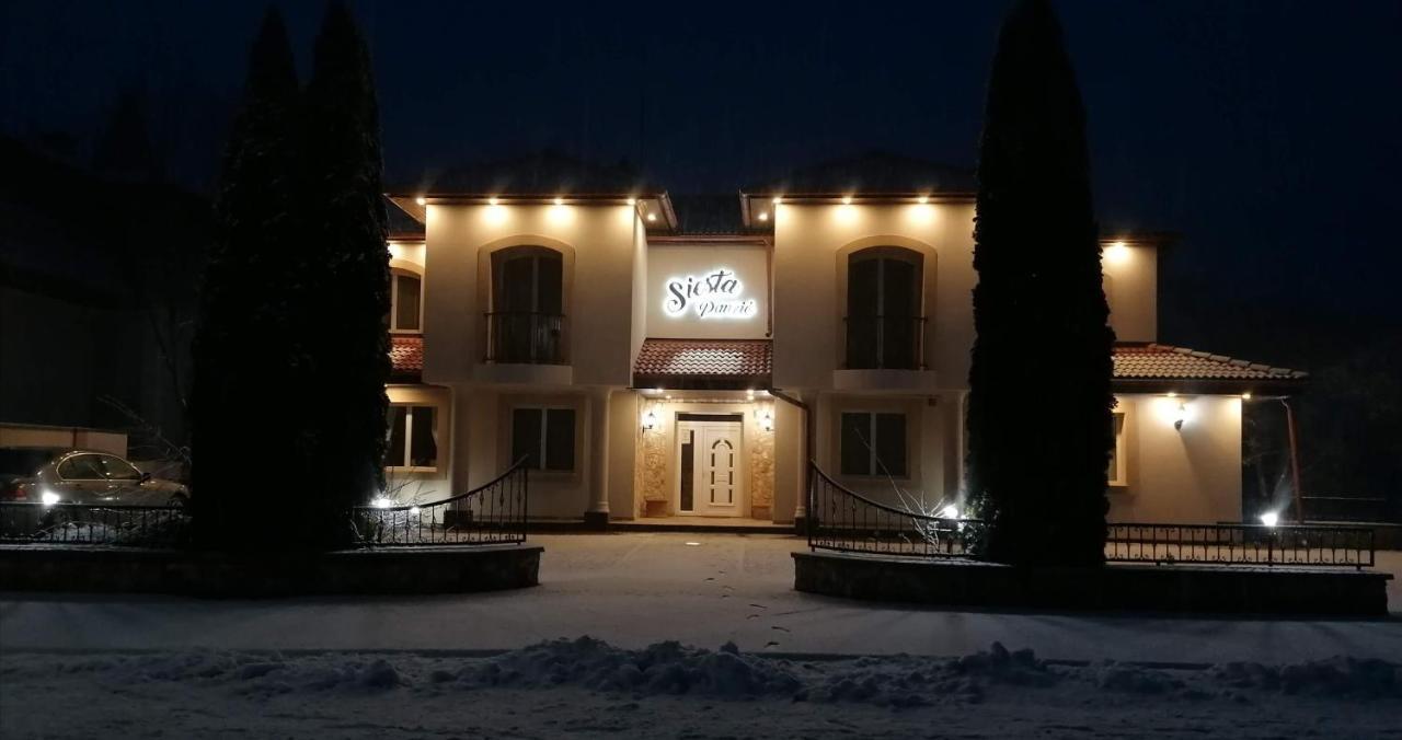Staff House Bed and Breakfast Nyíregyháza Eksteriør billede