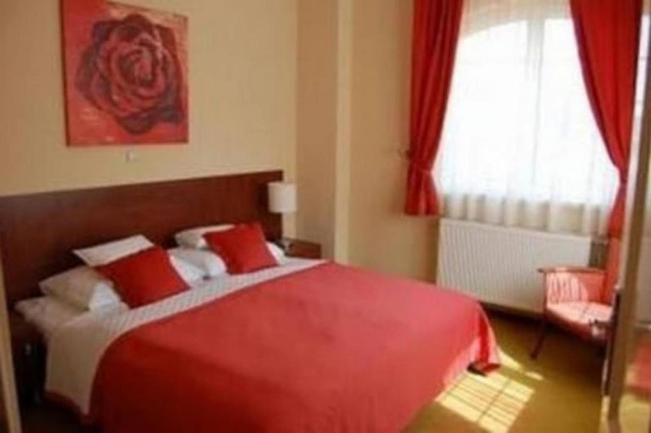 Staff House Bed and Breakfast Nyíregyháza Eksteriør billede